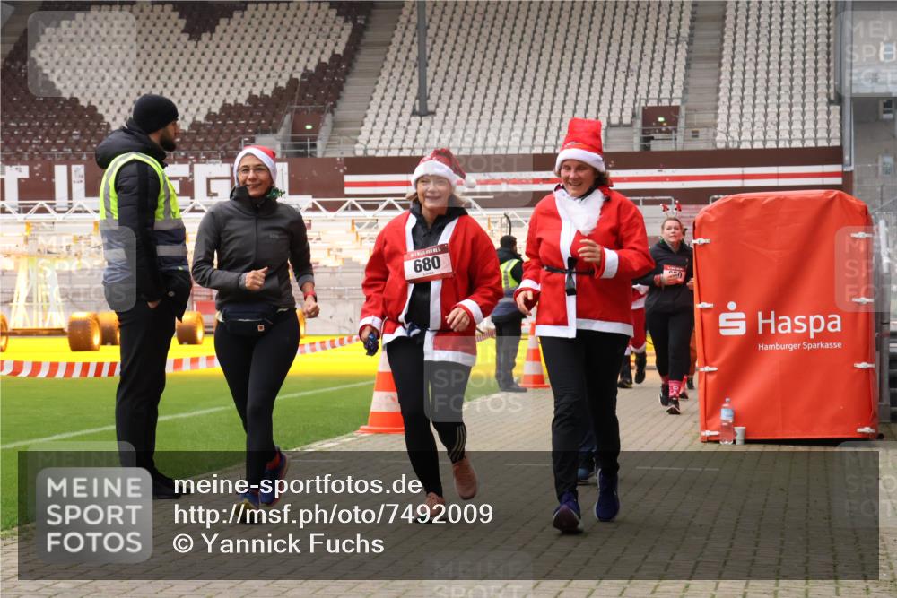 08.12.2024 - St. Pauli X-Mass-Run No. 14 Yannick Fuchs http://msf.ph/oto/7492009 08.12.2024 10:43:29 Ziel 307, 491, 557, 680, 695, 823, 957, 1038, 1091, 1515, 1519, 1698, 2190, 3232, 3236 meine-sportfotos.de