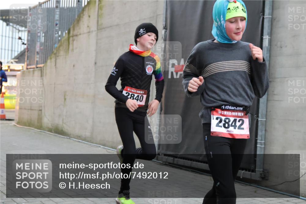 08.12.2024 - St. Pauli X-Mass-Run No. 14 H.Heesch http://msf.ph/oto/7492012 08.12.2024 09:57:56 Ziel 2840, 2842, 3258, 391, 2840, 2842 meine-sportfotos.de