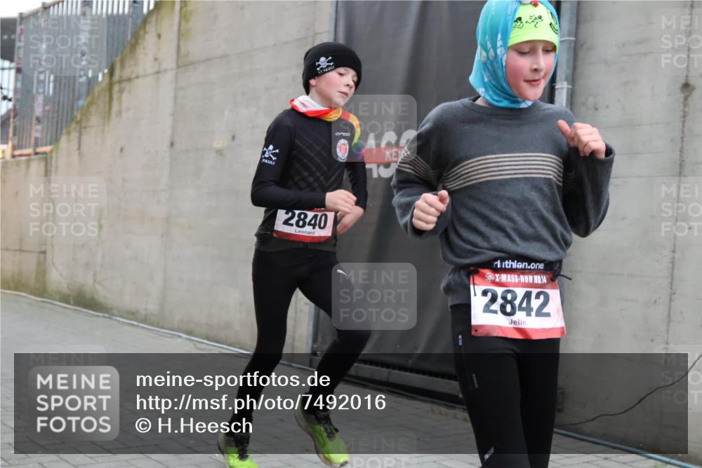 08.12.2024 - St. Pauli X-Mass-Run No. 14 H.Heesch http://msf.ph/oto/7492016 08.12.2024 09:57:56 Ziel 2840, 2842, 3258, 391, 2840, 2842 meine-sportfotos.de