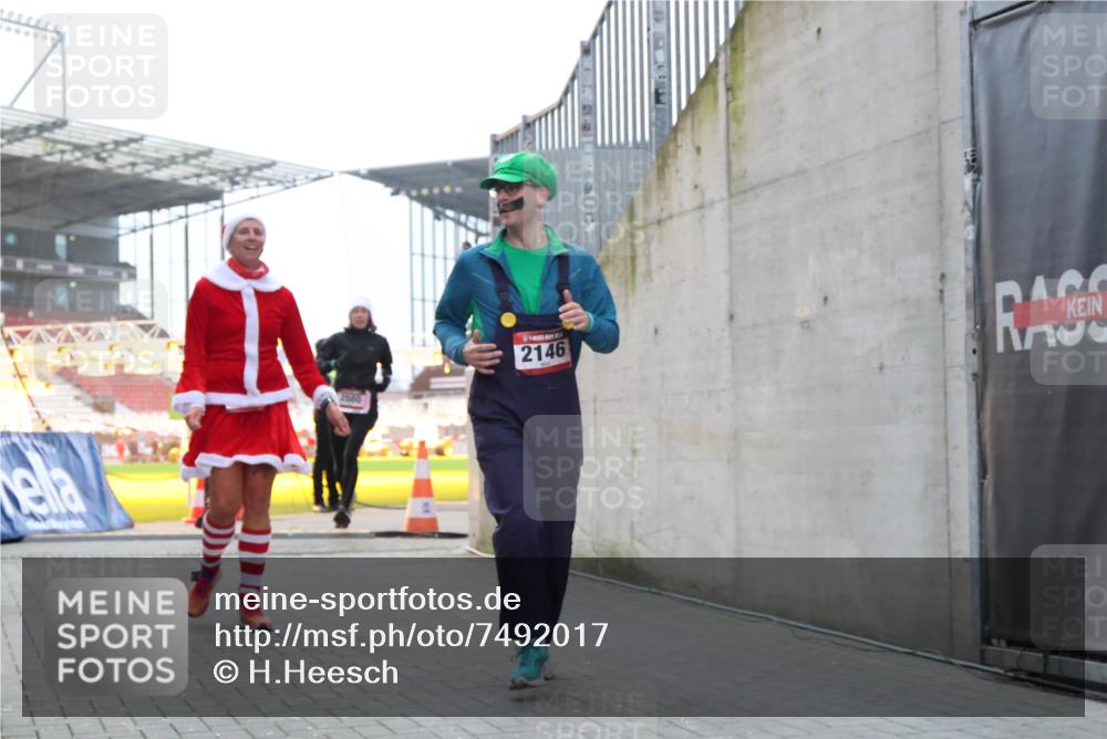 08.12.2024 - St. Pauli X-Mass-Run No. 14 H.Heesch http://msf.ph/oto/7492017 08.12.2024 10:05:50 Ziel 126, 620, 949, 2031, 2146, 2889, 2890, 2903, 2904, 126, 2056, 2080, 2146, 2866, 3339 meine-sportfotos.de