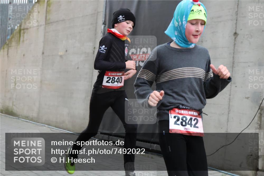 08.12.2024 - St. Pauli X-Mass-Run No. 14 H.Heesch http://msf.ph/oto/7492022 08.12.2024 09:57:57 Ziel 2840, 2842, 3258, 391, 2840, 2842 meine-sportfotos.de