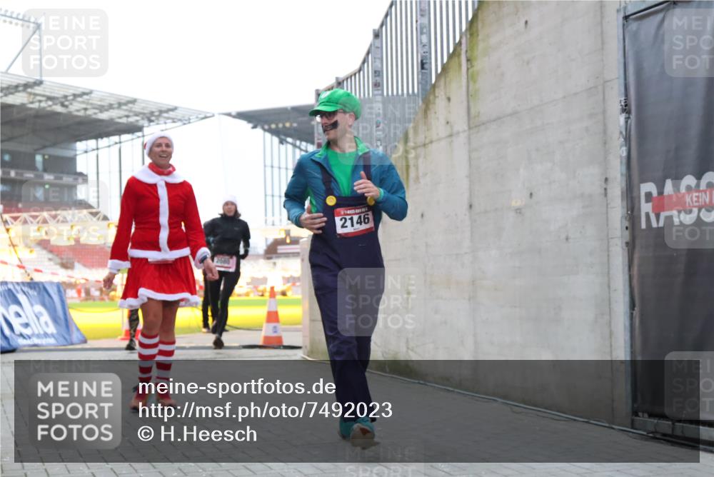 08.12.2024 - St. Pauli X-Mass-Run No. 14 H.Heesch http://msf.ph/oto/7492023 08.12.2024 10:05:50 Ziel 126, 620, 949, 2031, 2146, 2889, 2890, 2903, 2904, 126, 2056, 2080, 2146, 2866, 3339 meine-sportfotos.de