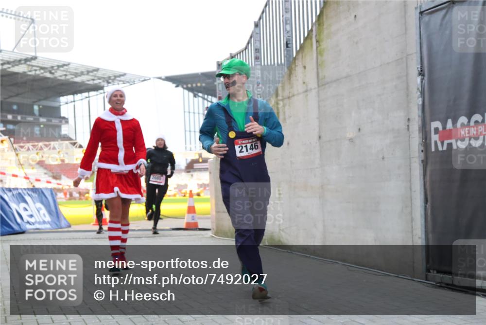08.12.2024 - St. Pauli X-Mass-Run No. 14 H.Heesch http://msf.ph/oto/7492027 08.12.2024 10:05:50 Ziel 126, 620, 949, 2031, 2146, 2889, 2890, 2903, 2904, 126, 2056, 2080, 2146, 2866, 3339 meine-sportfotos.de