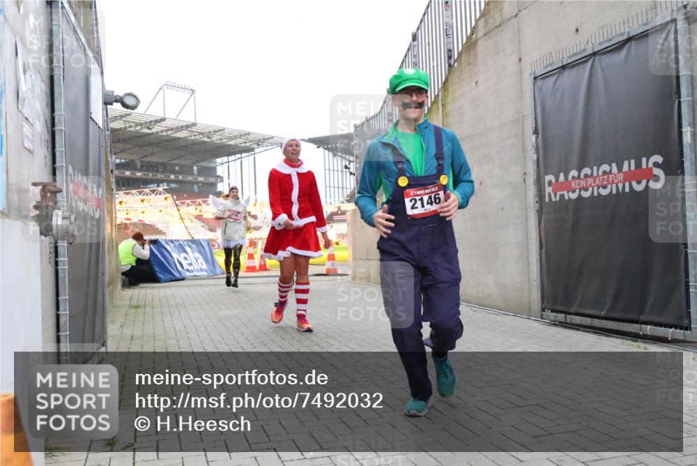 08.12.2024 - St. Pauli X-Mass-Run No. 14 H.Heesch http://msf.ph/oto/7492032 08.12.2024 10:05:51 Ziel 126, 620, 949, 2031, 2146, 2889, 2890, 2903, 2904, 3339, 126, 1957, 2056, 2080, 2146, 2866, 3339 meine-sportfotos.de