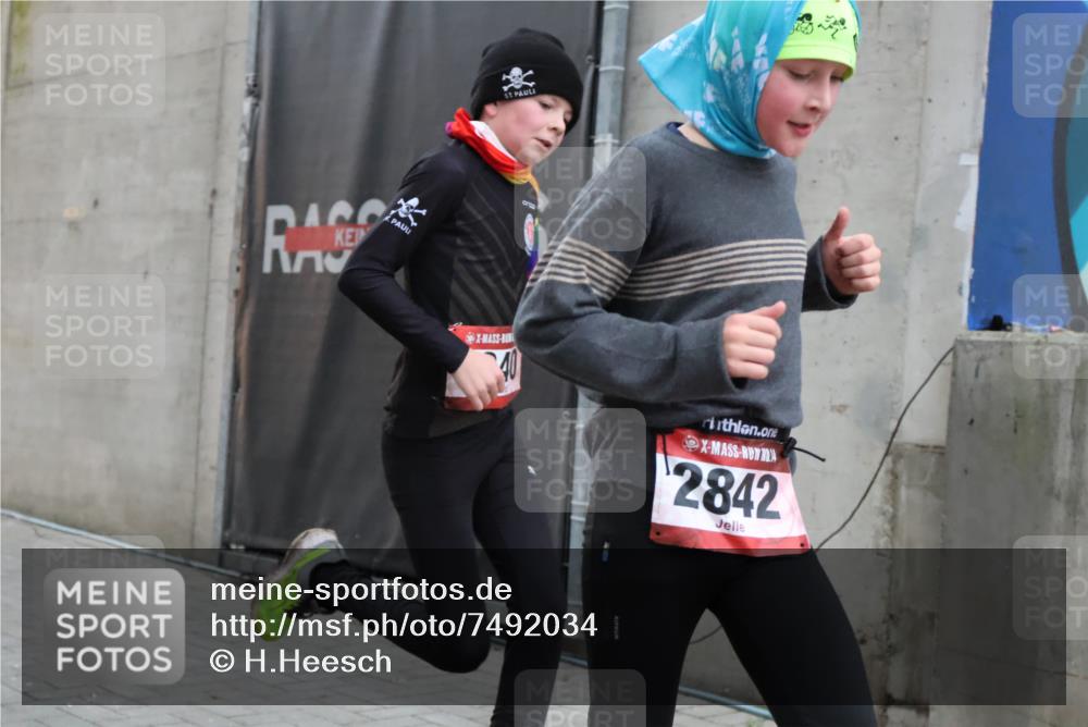08.12.2024 - St. Pauli X-Mass-Run No. 14 H.Heesch http://msf.ph/oto/7492034 08.12.2024 09:57:57 Ziel 2840, 2842, 3258, 391, 2840, 2842 meine-sportfotos.de