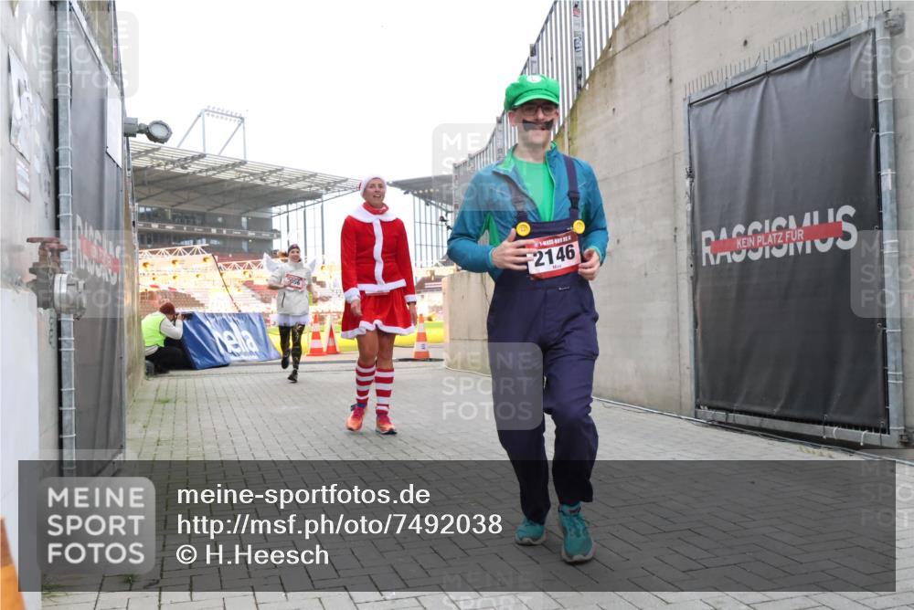 08.12.2024 - St. Pauli X-Mass-Run No. 14 H.Heesch http://msf.ph/oto/7492038 08.12.2024 10:05:51 Ziel 126, 620, 949, 2031, 2146, 2889, 2890, 2903, 2904, 3339, 126, 1957, 2056, 2080, 2146, 2866, 3339 meine-sportfotos.de