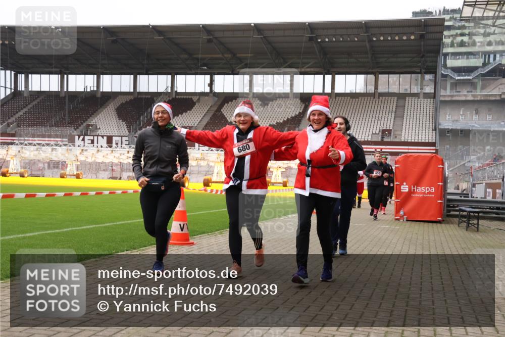 08.12.2024 - St. Pauli X-Mass-Run No. 14 Yannick Fuchs http://msf.ph/oto/7492039 08.12.2024 10:43:31 Ziel 307, 491, 557, 680, 695, 823, 957, 1091, 1515, 1519, 1649, 1698, 2190, 3232, 3236 meine-sportfotos.de