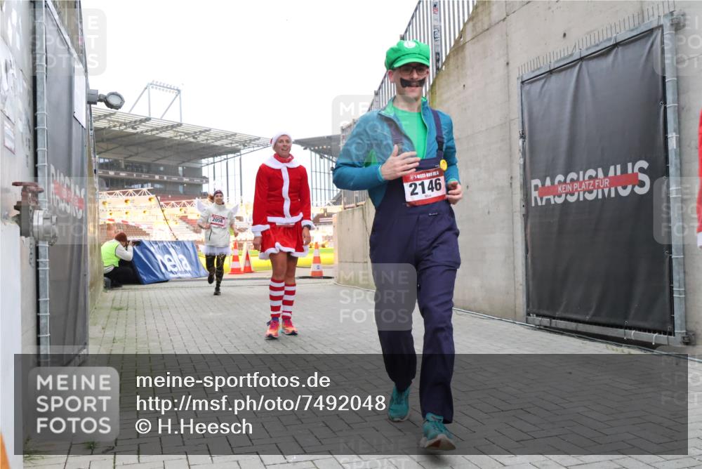 08.12.2024 - St. Pauli X-Mass-Run No. 14 H.Heesch http://msf.ph/oto/7492048 08.12.2024 10:05:51 Ziel 126, 620, 949, 2031, 2146, 2889, 2890, 2903, 2904, 3339, 126, 1957, 2056, 2080, 2146, 2866, 3339 meine-sportfotos.de