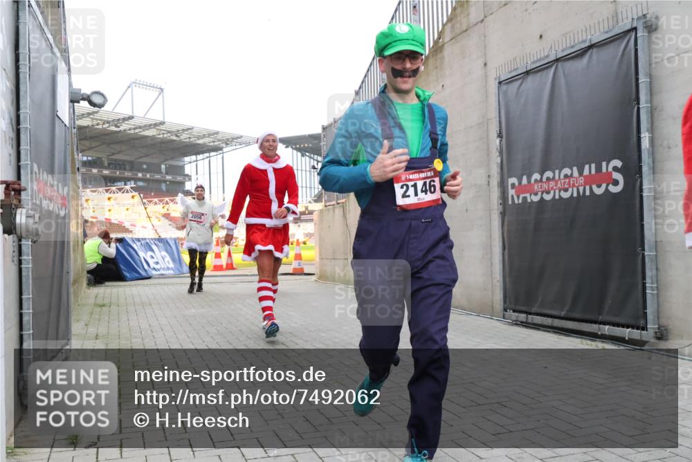 08.12.2024 - St. Pauli X-Mass-Run No. 14 H.Heesch http://msf.ph/oto/7492062 08.12.2024 10:05:51 Ziel 126, 620, 949, 2031, 2146, 2889, 2890, 2903, 2904, 3339, 126, 1957, 2056, 2080, 2146, 2866, 3339 meine-sportfotos.de