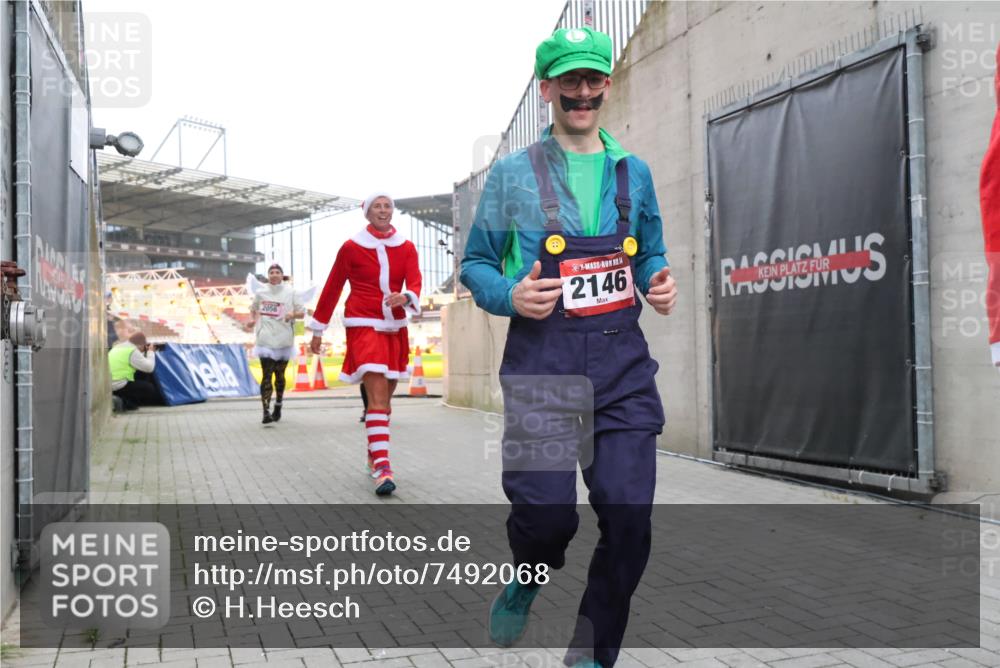 08.12.2024 - St. Pauli X-Mass-Run No. 14 H.Heesch http://msf.ph/oto/7492068 08.12.2024 10:05:51 Ziel 126, 620, 949, 2031, 2146, 2889, 2890, 2903, 2904, 3339, 126, 1957, 2056, 2080, 2146, 2866, 3339 meine-sportfotos.de