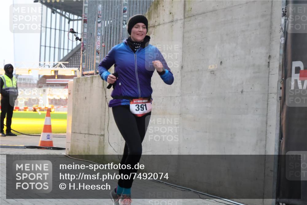 08.12.2024 - St. Pauli X-Mass-Run No. 14 H.Heesch http://msf.ph/oto/7492074 08.12.2024 09:58:00 Ziel 391, 2840, 2842, 3258, 391 meine-sportfotos.de