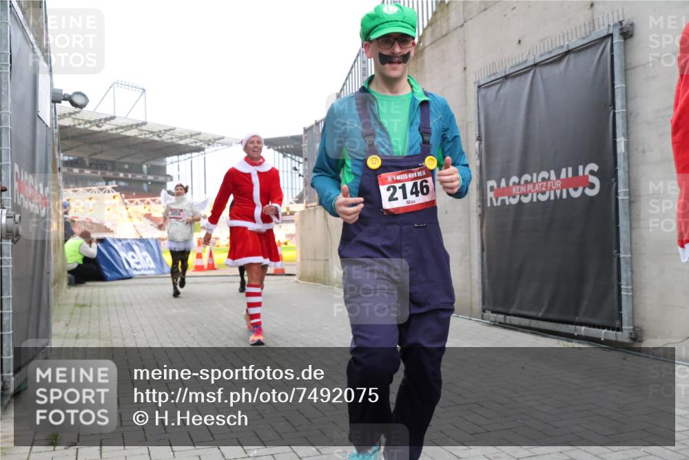 08.12.2024 - St. Pauli X-Mass-Run No. 14 H.Heesch http://msf.ph/oto/7492075 08.12.2024 10:05:51 Ziel 126, 620, 949, 2031, 2146, 2889, 2890, 2903, 2904, 3339, 126, 1957, 2056, 2080, 2146, 2866, 3339 meine-sportfotos.de