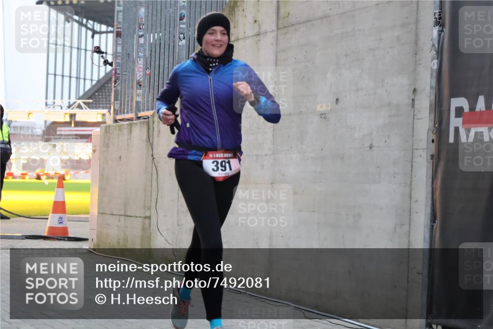 08.12.2024 - St. Pauli X-Mass-Run No. 14 H.Heesch http://msf.ph/oto/7492081 08.12.2024 09:58:00 Ziel 391, 2840, 2842, 3258, 391 meine-sportfotos.de