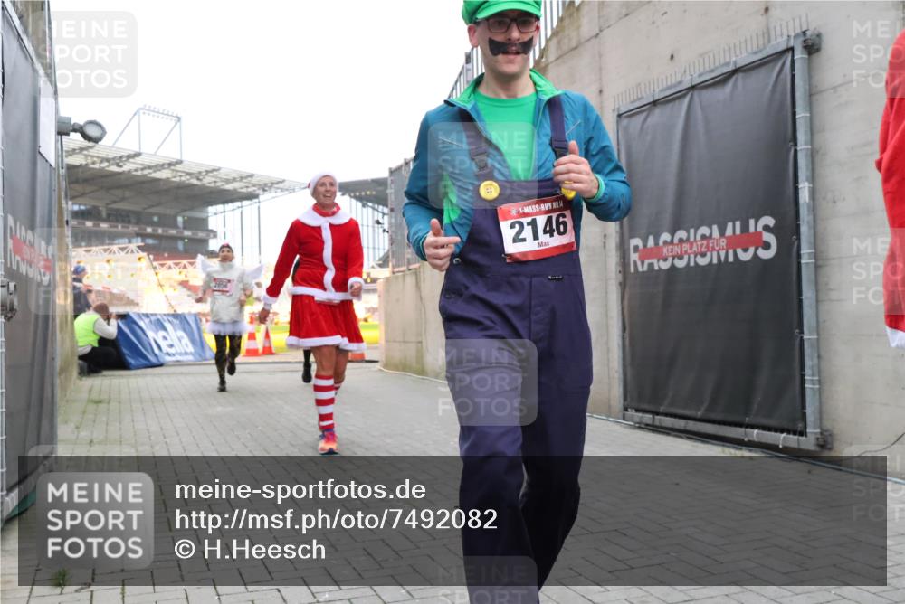 08.12.2024 - St. Pauli X-Mass-Run No. 14 H.Heesch http://msf.ph/oto/7492082 08.12.2024 10:05:51 Ziel 126, 620, 949, 2031, 2146, 2889, 2890, 2903, 2904, 3339, 126, 1957, 2056, 2080, 2146, 2866, 3339 meine-sportfotos.de