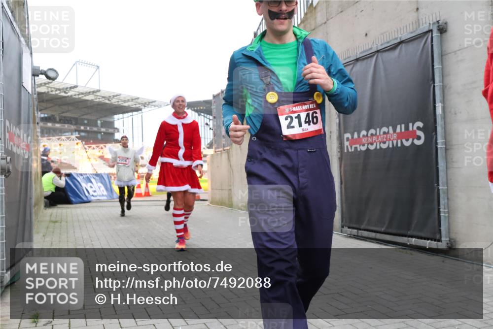 08.12.2024 - St. Pauli X-Mass-Run No. 14 H.Heesch http://msf.ph/oto/7492088 08.12.2024 10:05:51 Ziel 126, 620, 949, 2031, 2146, 2889, 2890, 2903, 2904, 3339, 126, 1957, 2056, 2080, 2146, 2866, 3339 meine-sportfotos.de