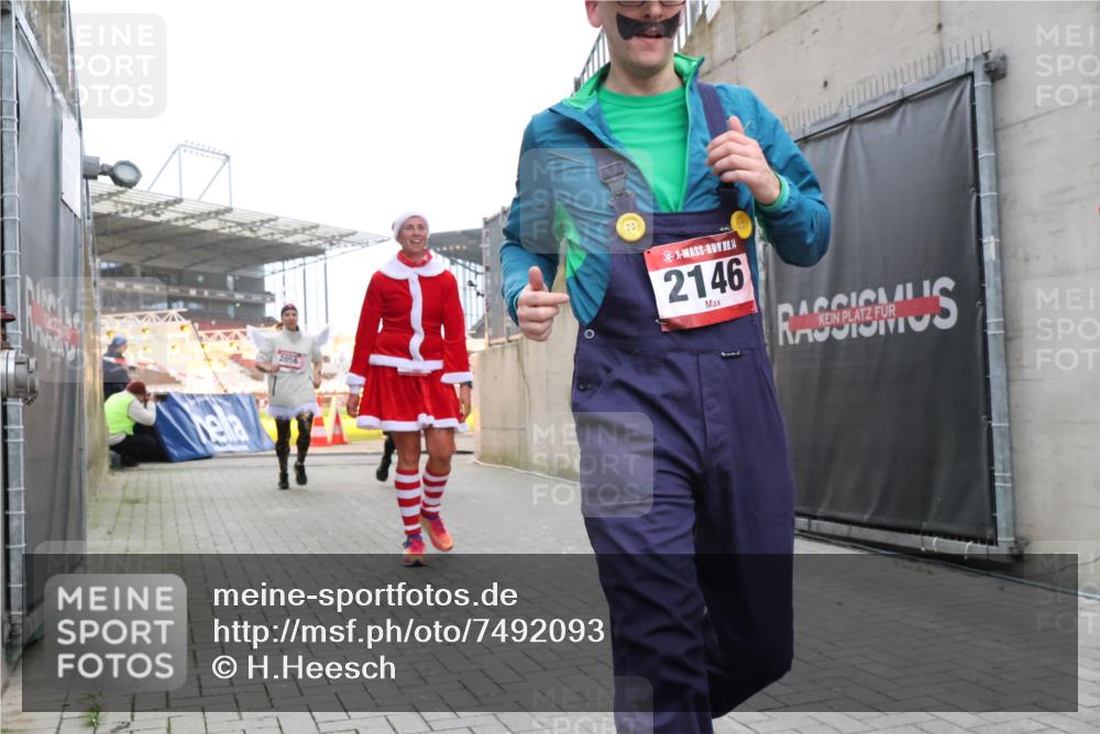 08.12.2024 - St. Pauli X-Mass-Run No. 14 H.Heesch http://msf.ph/oto/7492093 08.12.2024 10:05:51 Ziel 126, 620, 949, 2031, 2146, 2889, 2890, 2903, 2904, 3339, 126, 1957, 2056, 2080, 2146, 2866, 3339 meine-sportfotos.de