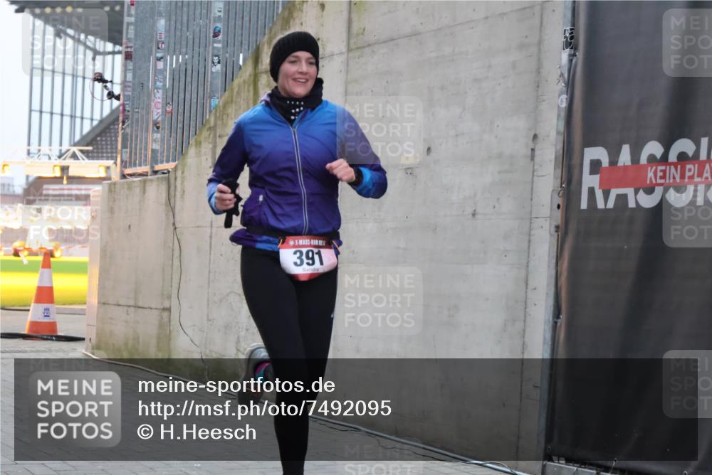 08.12.2024 - St. Pauli X-Mass-Run No. 14 H.Heesch http://msf.ph/oto/7492095 08.12.2024 09:58:00 Ziel 391, 2840, 2842, 3258, 391 meine-sportfotos.de