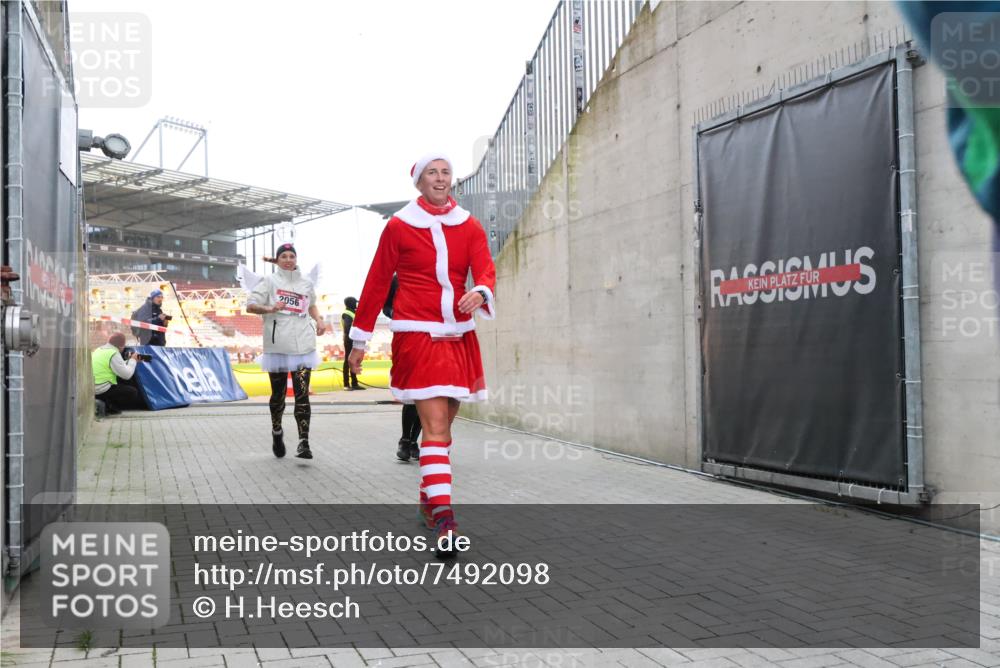 08.12.2024 - St. Pauli X-Mass-Run No. 14 H.Heesch http://msf.ph/oto/7492098 08.12.2024 10:05:52 Ziel 126, 620, 949, 2031, 2146, 2889, 2890, 2903, 2904, 3339, 126, 1957, 2056, 2080, 2146, 2866, 3339 meine-sportfotos.de