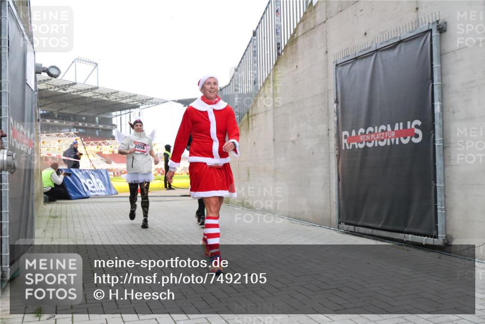 08.12.2024 - St. Pauli X-Mass-Run No. 14 H.Heesch http://msf.ph/oto/7492105 08.12.2024 10:05:52 Ziel 126, 620, 949, 2031, 2146, 2889, 2890, 2903, 2904, 3339, 126, 1957, 2056, 2080, 2146, 2866, 3339 meine-sportfotos.de