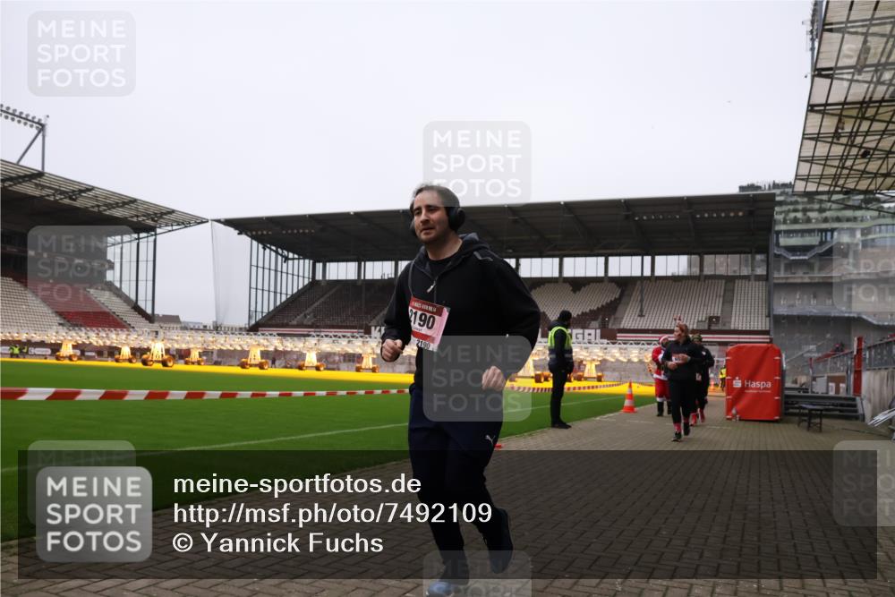 08.12.2024 - St. Pauli X-Mass-Run No. 14 Yannick Fuchs http://msf.ph/oto/7492109 08.12.2024 10:43:33 Ziel 307, 491, 557, 680, 695, 816, 823, 957, 1091, 1515, 1519, 1649, 1698, 2190, 3232, 3236 meine-sportfotos.de