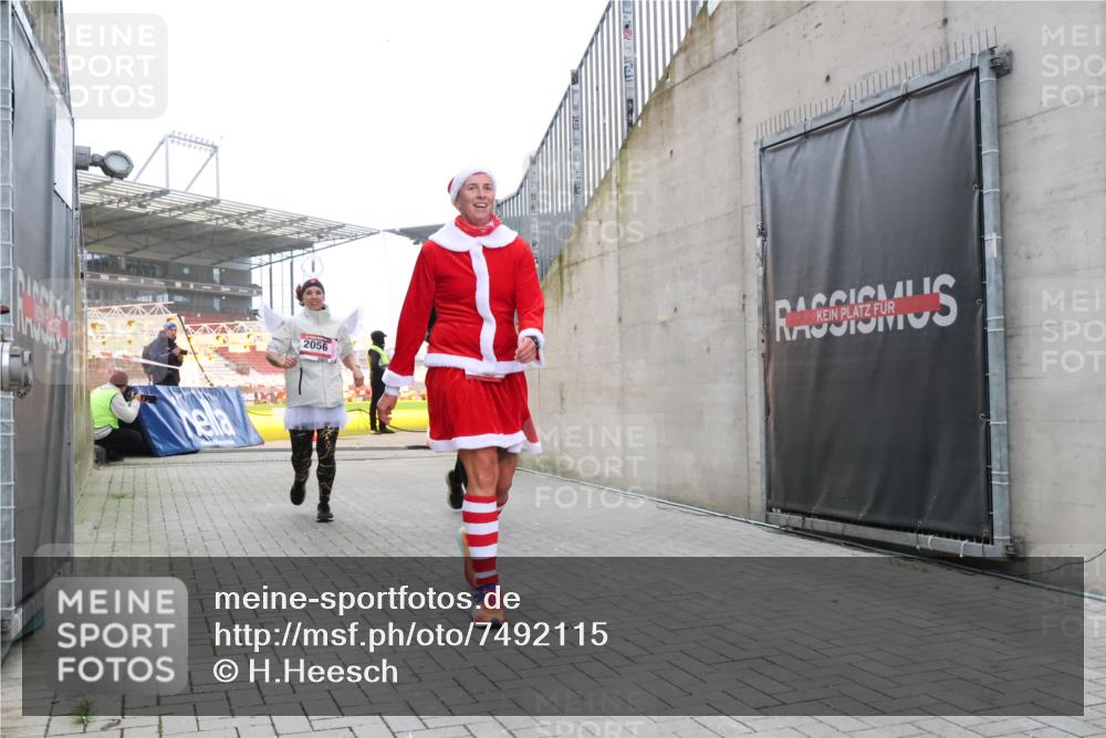 08.12.2024 - St. Pauli X-Mass-Run No. 14 H.Heesch http://msf.ph/oto/7492115 08.12.2024 10:05:52 Ziel 126, 620, 949, 2031, 2146, 2889, 2890, 2903, 2904, 3339, 126, 1957, 2056, 2080, 2146, 2866, 3339 meine-sportfotos.de