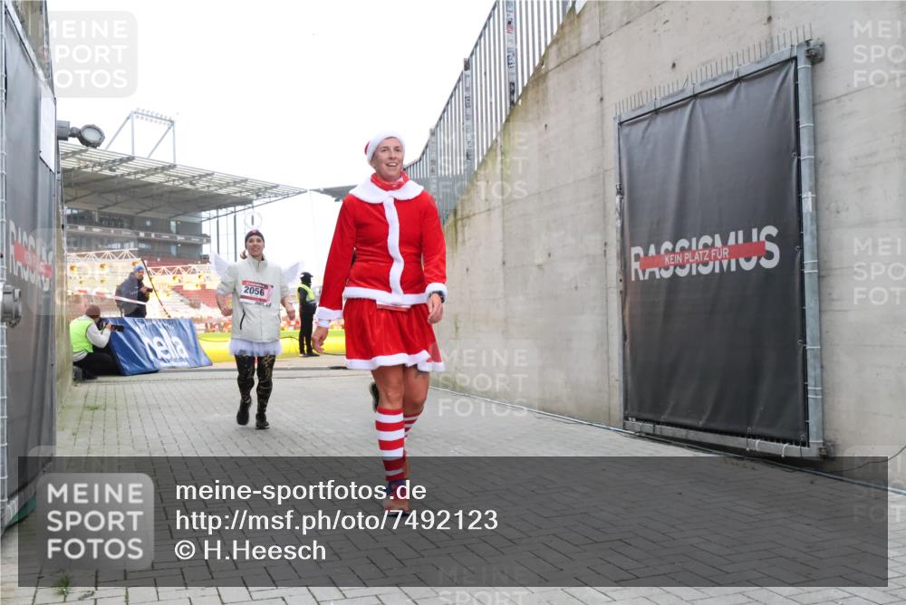 08.12.2024 - St. Pauli X-Mass-Run No. 14 H.Heesch http://msf.ph/oto/7492123 08.12.2024 10:05:52 Ziel 126, 620, 949, 2031, 2146, 2889, 2890, 2903, 2904, 3339, 126, 1957, 2056, 2080, 2146, 2866, 3339 meine-sportfotos.de