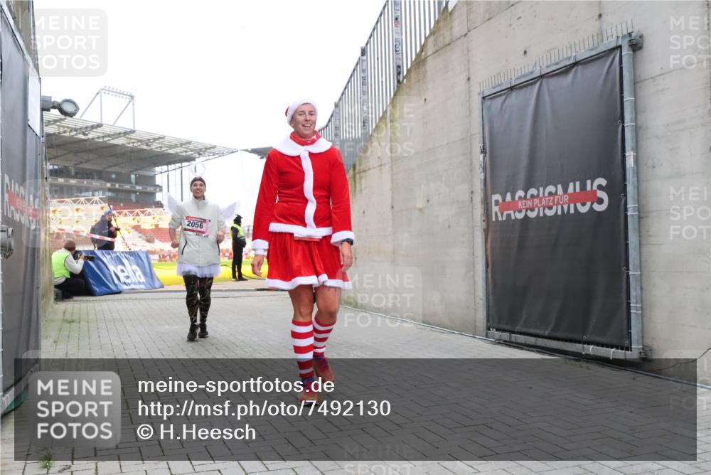 08.12.2024 - St. Pauli X-Mass-Run No. 14 H.Heesch http://msf.ph/oto/7492130 08.12.2024 10:05:53 Ziel 126, 620, 949, 2031, 2146, 2889, 2890, 2903, 2904, 3339, 1957, 2056, 2080, 2864, 2866, 3339 meine-sportfotos.de