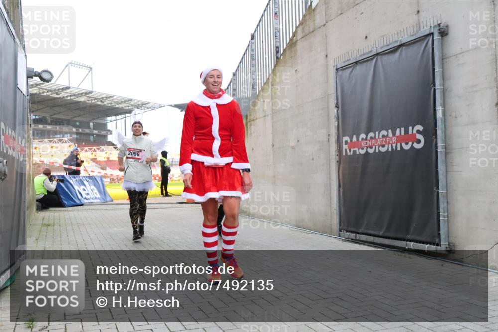 08.12.2024 - St. Pauli X-Mass-Run No. 14 H.Heesch http://msf.ph/oto/7492135 08.12.2024 10:05:53 Ziel 126, 620, 949, 2031, 2146, 2889, 2890, 2903, 2904, 3339, 1957, 2056, 2080, 2864, 2866, 3339 meine-sportfotos.de