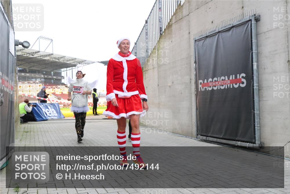 08.12.2024 - St. Pauli X-Mass-Run No. 14 H.Heesch http://msf.ph/oto/7492144 08.12.2024 10:05:53 Ziel 126, 620, 949, 2031, 2146, 2889, 2890, 2903, 2904, 3339, 1957, 2056, 2080, 2864, 2866, 3339 meine-sportfotos.de