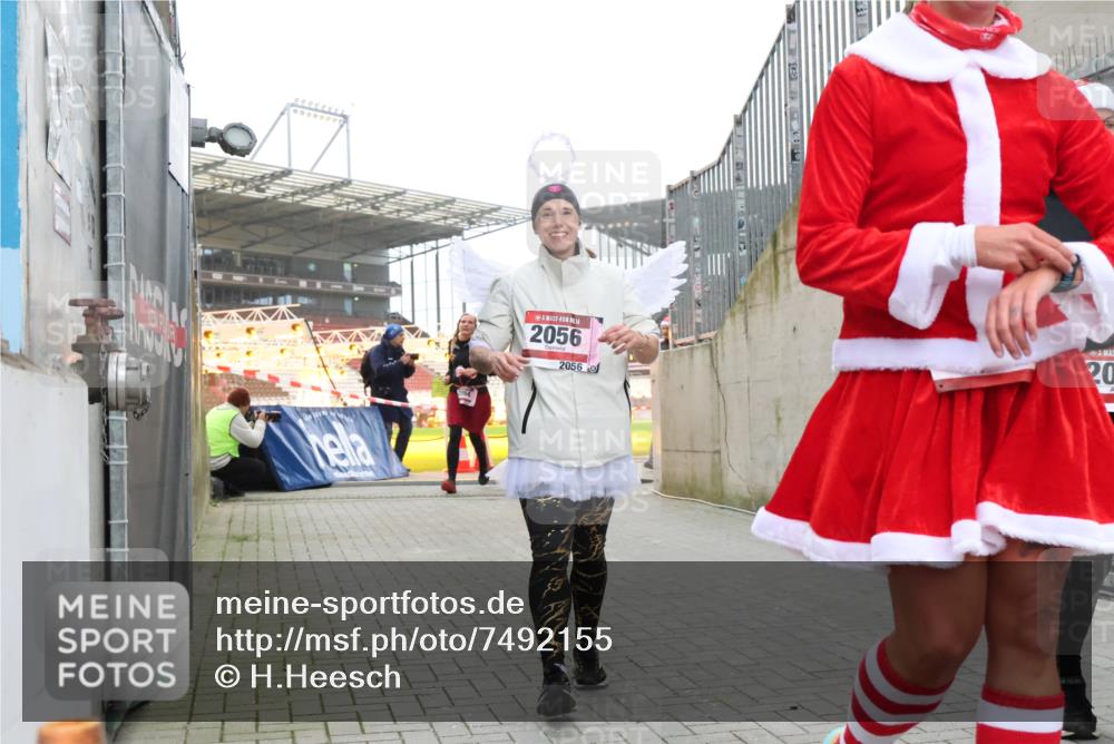 08.12.2024 - St. Pauli X-Mass-Run No. 14 H.Heesch http://msf.ph/oto/7492155 08.12.2024 10:05:54 Ziel 126, 620, 949, 2080, 2146, 2889, 2890, 2903, 2904, 3339, 1957, 2056, 2080, 2864, 2866 meine-sportfotos.de