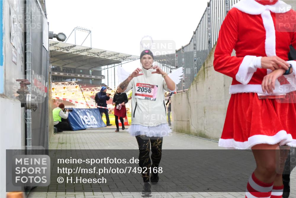 08.12.2024 - St. Pauli X-Mass-Run No. 14 H.Heesch http://msf.ph/oto/7492168 08.12.2024 10:05:54 Ziel 126, 620, 949, 2080, 2146, 2889, 2890, 2903, 2904, 3339, 1957, 2056, 2080, 2864, 2866 meine-sportfotos.de