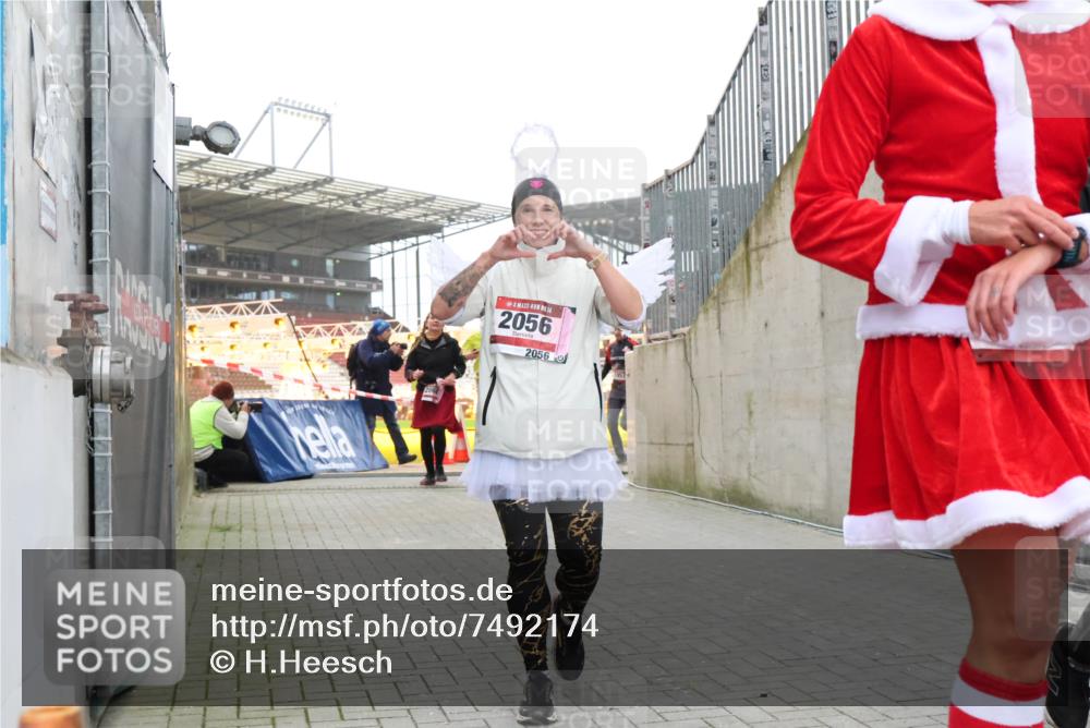 08.12.2024 - St. Pauli X-Mass-Run No. 14 H.Heesch http://msf.ph/oto/7492174 08.12.2024 10:05:54 Ziel 126, 620, 949, 2080, 2146, 2889, 2890, 2903, 2904, 3339, 1957, 2056, 2080, 2864, 2866 meine-sportfotos.de
