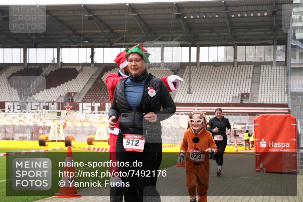 08.12.2024 - St. Pauli X-Mass-Run No. 14 Yannick Fuchs http://msf.ph/oto/7492176 08.12.2024 10:43:38 Ziel 491, 650, 680, 695, 816, 823, 912, 957, 1091, 1515, 1519, 1649, 1698, 2190 meine-sportfotos.de