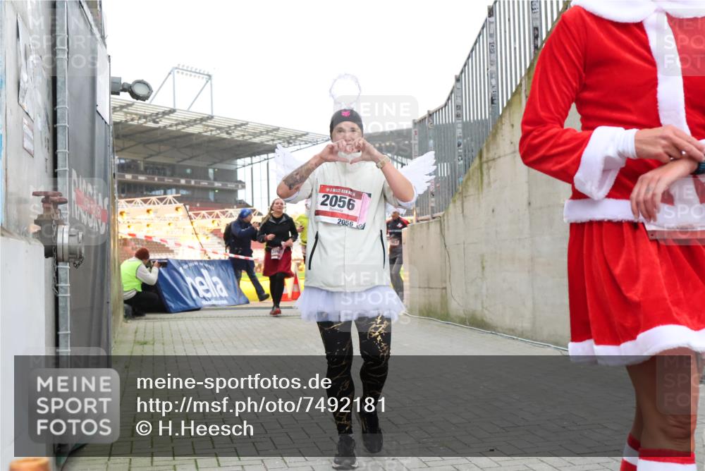 08.12.2024 - St. Pauli X-Mass-Run No. 14 H.Heesch http://msf.ph/oto/7492181 08.12.2024 10:05:54 Ziel 126, 620, 949, 2080, 2146, 2889, 2890, 2903, 2904, 3339, 1957, 2056, 2080, 2864, 2866 meine-sportfotos.de