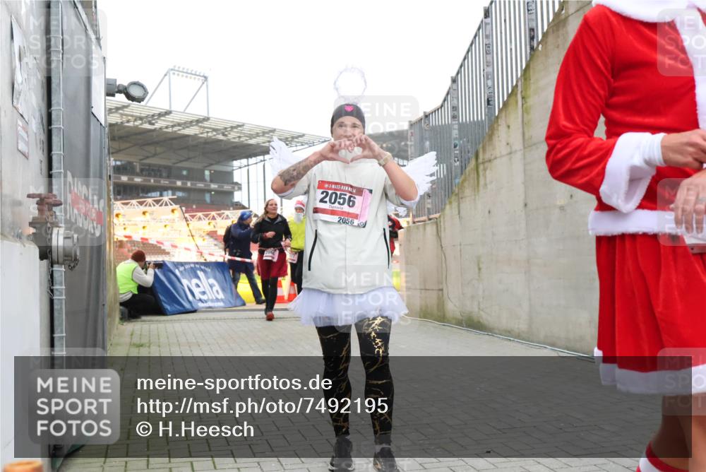 08.12.2024 - St. Pauli X-Mass-Run No. 14 H.Heesch http://msf.ph/oto/7492195 08.12.2024 10:05:55 Ziel 126, 620, 949, 2056, 2080, 2146, 2903, 2904, 3339, 1178, 1957, 2056, 2080, 2864, 2866 meine-sportfotos.de