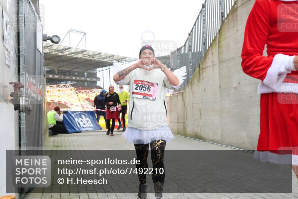 08.12.2024 - St. Pauli X-Mass-Run No. 14 H.Heesch http://msf.ph/oto/7492210 08.12.2024 10:05:55 Ziel 126, 620, 949, 2056, 2080, 2146, 2903, 2904, 3339, 1178, 1957, 2056, 2080, 2864, 2866 meine-sportfotos.de
