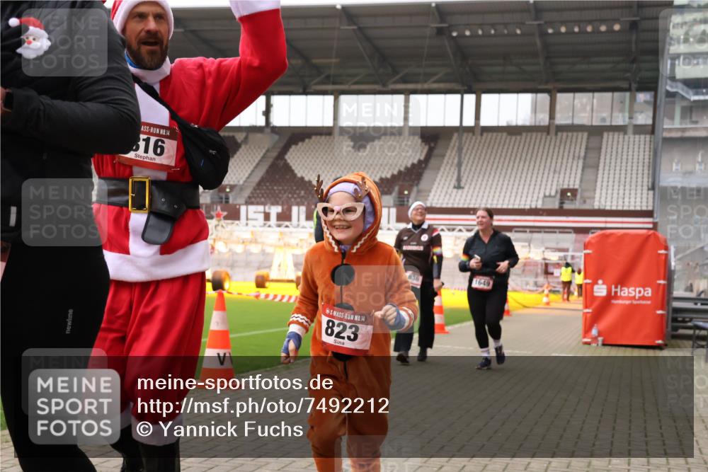08.12.2024 - St. Pauli X-Mass-Run No. 14 Yannick Fuchs http://msf.ph/oto/7492212 08.12.2024 10:43:39 Ziel 491, 650, 680, 695, 816, 823, 912, 957, 1091, 1515, 1649, 1698, 1836, 2190 meine-sportfotos.de
