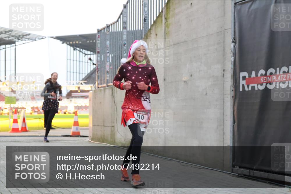 08.12.2024 - St. Pauli X-Mass-Run No. 14 H.Heesch http://msf.ph/oto/7492214 08.12.2024 09:58:14 Ziel 510, 510, 1532, 1789, 3092, 3171 meine-sportfotos.de