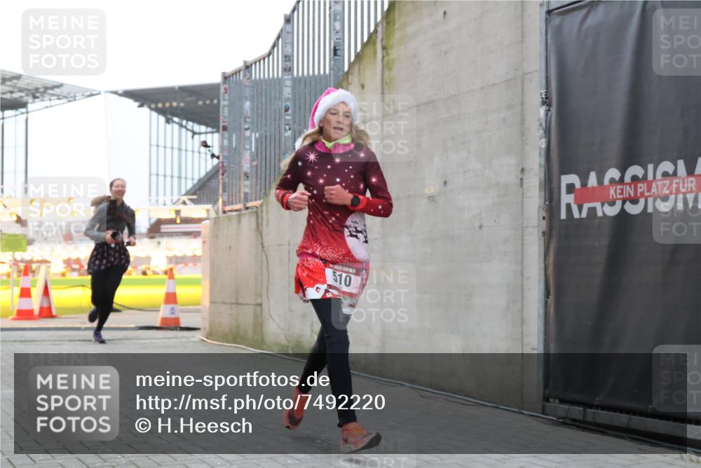 08.12.2024 - St. Pauli X-Mass-Run No. 14 H.Heesch http://msf.ph/oto/7492220 08.12.2024 09:58:14 Ziel 510, 510, 1532, 1789, 3092, 3171 meine-sportfotos.de