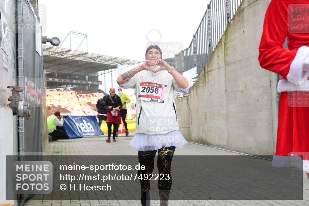 08.12.2024 - St. Pauli X-Mass-Run No. 14 H.Heesch http://msf.ph/oto/7492223 08.12.2024 10:05:55 Ziel 126, 620, 949, 2056, 2080, 2146, 2903, 2904, 3339, 1178, 1957, 2056, 2080, 2864, 2866 meine-sportfotos.de