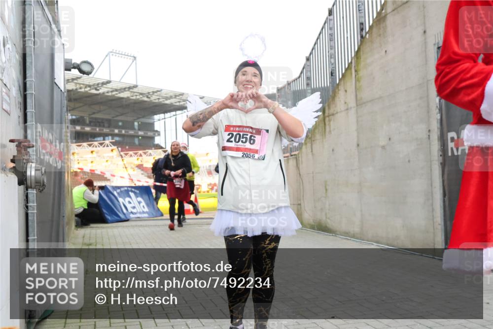 08.12.2024 - St. Pauli X-Mass-Run No. 14 H.Heesch http://msf.ph/oto/7492234 08.12.2024 10:05:55 Ziel 126, 620, 949, 2056, 2080, 2146, 2903, 2904, 3339, 1178, 1957, 2056, 2080, 2864, 2866 meine-sportfotos.de