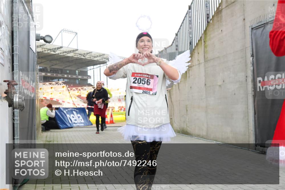 08.12.2024 - St. Pauli X-Mass-Run No. 14 H.Heesch http://msf.ph/oto/7492246 08.12.2024 10:05:55 Ziel 126, 620, 949, 2056, 2080, 2146, 2903, 2904, 3339, 1178, 1957, 2056, 2080, 2864, 2866 meine-sportfotos.de