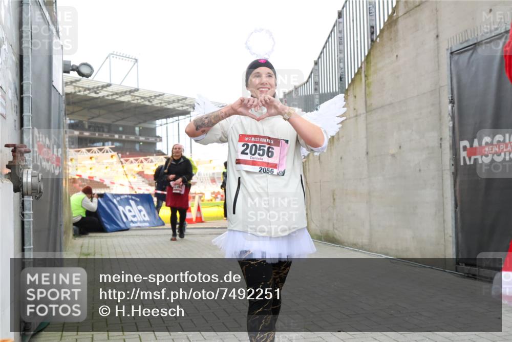 08.12.2024 - St. Pauli X-Mass-Run No. 14 H.Heesch http://msf.ph/oto/7492251 08.12.2024 10:05:55 Ziel 126, 620, 949, 2056, 2080, 2146, 2903, 2904, 3339, 1178, 1957, 2056, 2080, 2864, 2866 meine-sportfotos.de