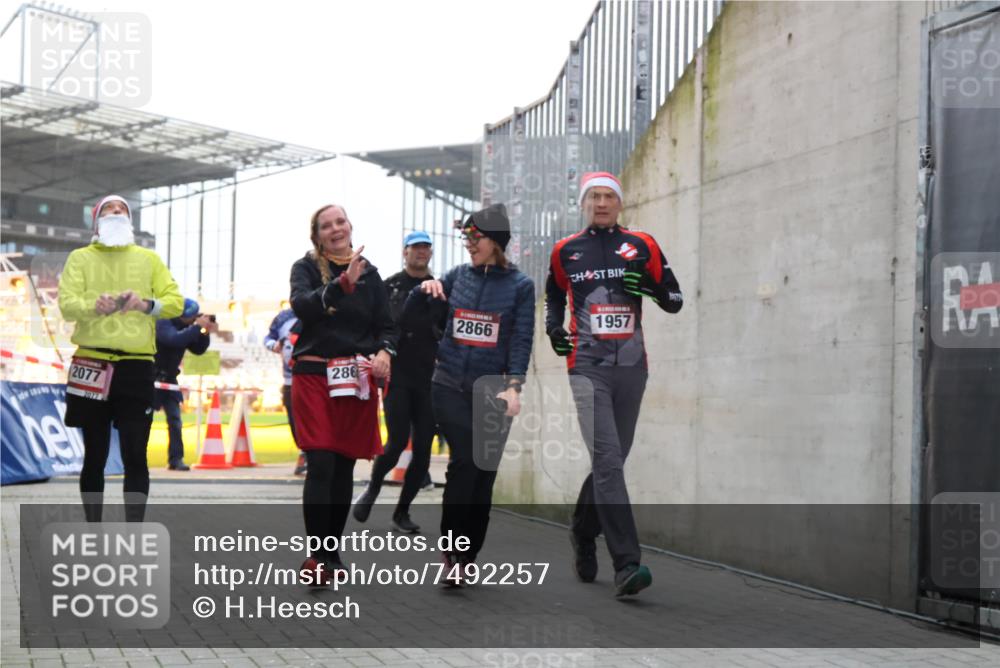 08.12.2024 - St. Pauli X-Mass-Run No. 14 H.Heesch http://msf.ph/oto/7492257 08.12.2024 10:05:58 Ziel 126, 620, 949, 2056, 2080, 2146, 2866, 3339, 751, 932, 1178, 1605, 1643, 1650, 1957, 2077, 2603, 2864, 2866, 3114, 3302 meine-sportfotos.de