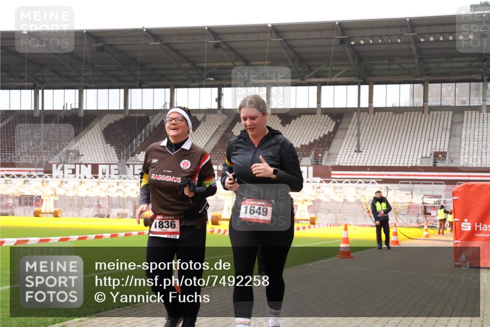 08.12.2024 - St. Pauli X-Mass-Run No. 14 Yannick Fuchs http://msf.ph/oto/7492258 08.12.2024 10:43:42 Ziel 650, 680, 695, 816, 823, 912, 957, 1091, 1649, 1698, 1836, 2190 meine-sportfotos.de