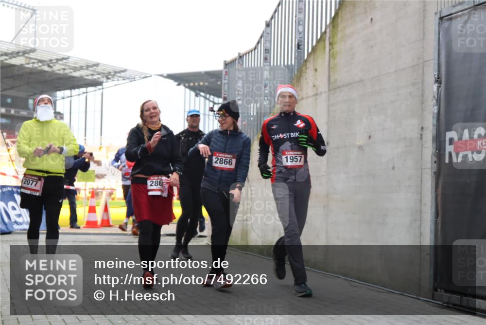 08.12.2024 - St. Pauli X-Mass-Run No. 14 H.Heesch http://msf.ph/oto/7492266 08.12.2024 10:05:58 Ziel 126, 620, 949, 2056, 2080, 2146, 2866, 3339, 751, 932, 1178, 1605, 1643, 1650, 1957, 2077, 2603, 2864, 2866, 3114, 3302 meine-sportfotos.de