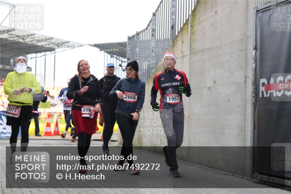 08.12.2024 - St. Pauli X-Mass-Run No. 14 H.Heesch http://msf.ph/oto/7492272 08.12.2024 10:05:58 Ziel 126, 620, 949, 2056, 2080, 2146, 2866, 3339, 751, 932, 1178, 1605, 1643, 1650, 1957, 2077, 2603, 2864, 2866, 3114, 3302 meine-sportfotos.de