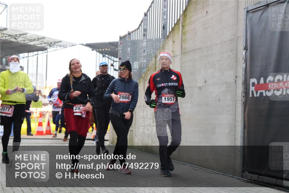 08.12.2024 - St. Pauli X-Mass-Run No. 14 H.Heesch http://msf.ph/oto/7492279 08.12.2024 10:05:58 Ziel 126, 620, 949, 2056, 2080, 2146, 2866, 3339, 751, 932, 1178, 1605, 1643, 1650, 1957, 2077, 2603, 2864, 2866, 3114, 3302 meine-sportfotos.de