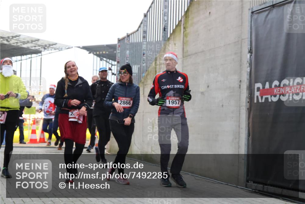 08.12.2024 - St. Pauli X-Mass-Run No. 14 H.Heesch http://msf.ph/oto/7492285 08.12.2024 10:05:58 Ziel 126, 620, 949, 2056, 2080, 2146, 2866, 3339, 751, 932, 1178, 1605, 1643, 1650, 1957, 2077, 2603, 2864, 2866, 3114, 3302 meine-sportfotos.de