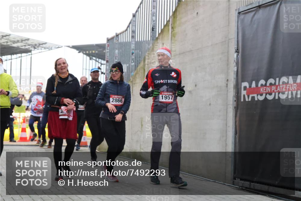 08.12.2024 - St. Pauli X-Mass-Run No. 14 H.Heesch http://msf.ph/oto/7492293 08.12.2024 10:05:58 Ziel 126, 620, 949, 2056, 2080, 2146, 2866, 3339, 751, 932, 1178, 1605, 1643, 1650, 1957, 2077, 2603, 2864, 2866, 3114, 3302 meine-sportfotos.de